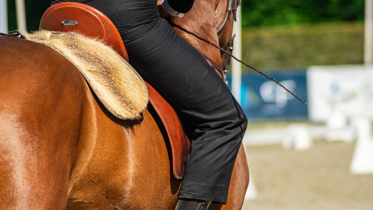 Američan vtrhnul na koni do supermarketu. Komplic scénu natáčel